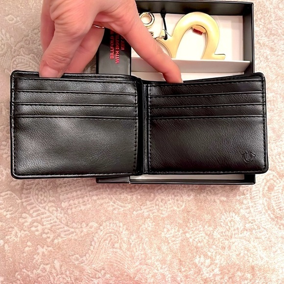 Brand New True Religion Leather Black Billfold Wallet Bottle Opener Keychain Set - Picture 8 of 16